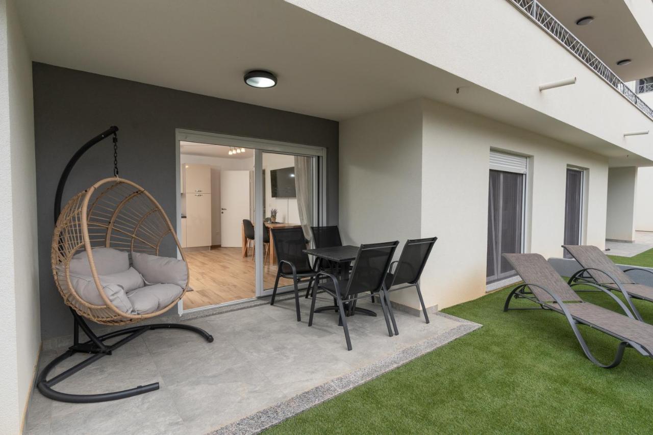 Number One Apartments Vir Exterior foto