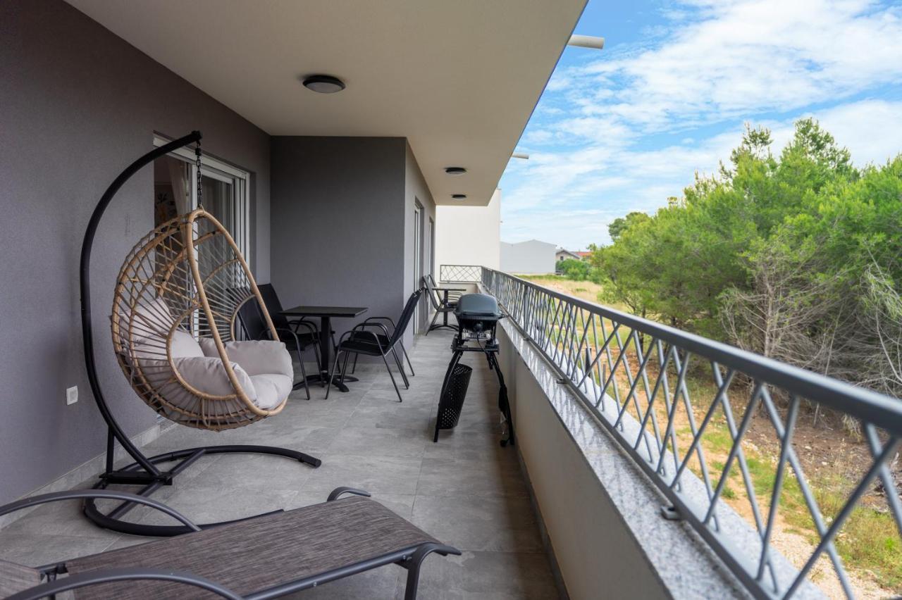 Number One Apartments Vir Exterior foto